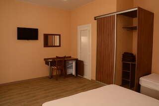 Гостиница Причал 38 Джубга Улучшенный четырехместный номер-4