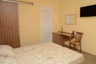 Гостиница Причал 38 Джубга Двухместный номер с 2 отдельными кроватями-1